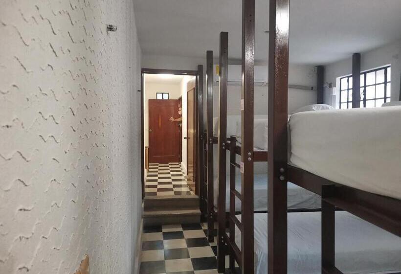 تختخواب در اتاق مشترک, Casa San Juan