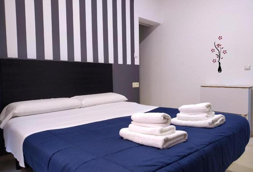 Номер Basic, Flats Friends Plaza De La Reina