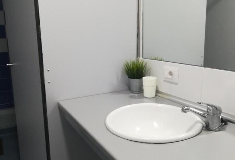 تختخواب در اتاق مشترک, Trevejo Hostel