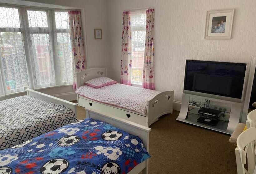 חדר משפחתי, Barbie House ,opposite The Beach & Pier ,2 Ground Floor Apartments Each With Private Car Space & Gar