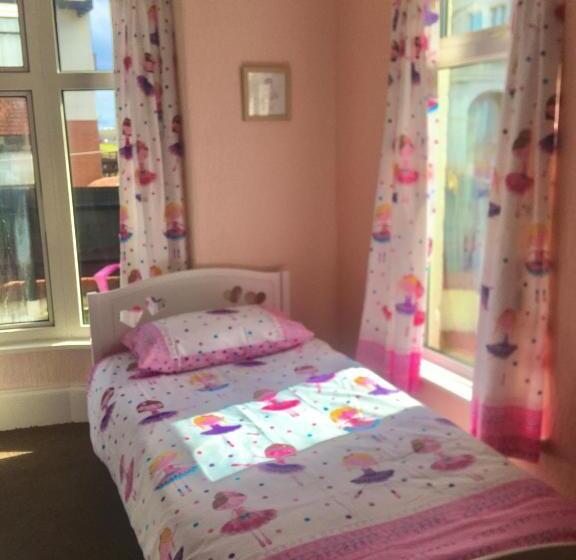 חדר משפחתי, Barbie House ,opposite The Beach & Pier ,2 Ground Floor Apartments Each With Private Car Space & Gar
