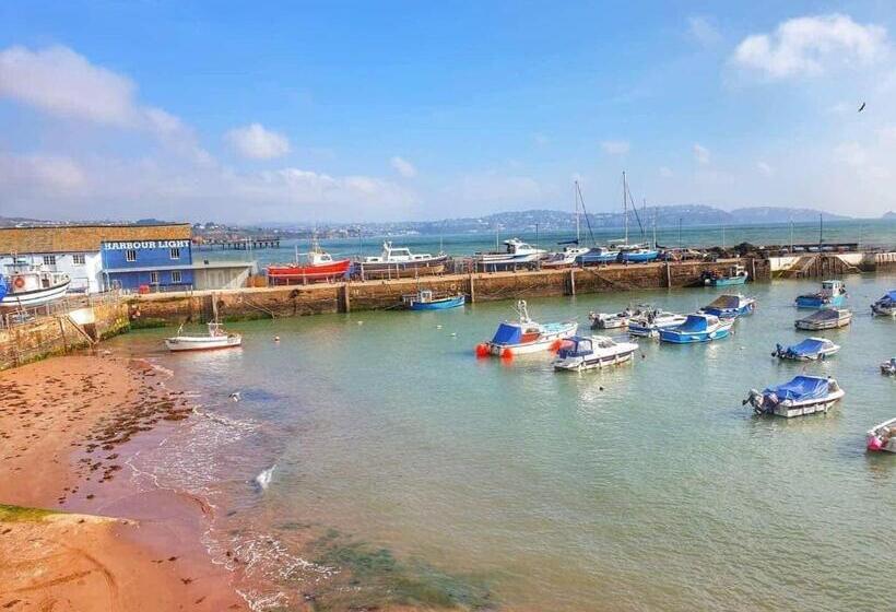 דירת שני חדרים, Barbie House ,opposite The Beach & Pier ,2 Ground Floor Apartments Each With Private Car Space & Gar