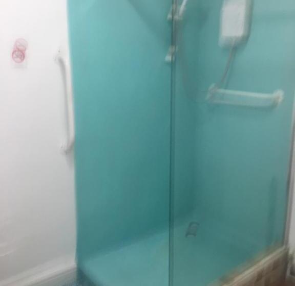 דירת שני חדרים, Barbie House ,opposite The Beach & Pier ,2 Ground Floor Apartments Each With Private Car Space & Gar