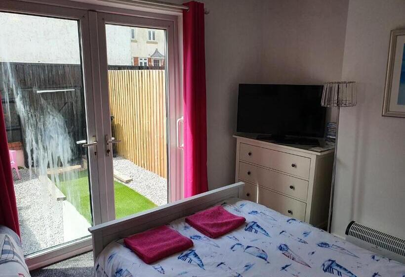 דירת חדר, Barbie House ,opposite The Beach & Pier ,2 Ground Floor Apartments Each With Private Car Space & Gar