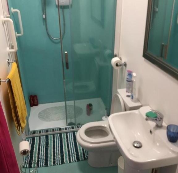 דירת חדר, Barbie House ,opposite The Beach & Pier ,2 Ground Floor Apartments Each With Private Car Space & Gar