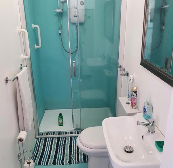 דירת חדר, Barbie House ,opposite The Beach & Pier ,2 Ground Floor Apartments Each With Private Car Space & Gar