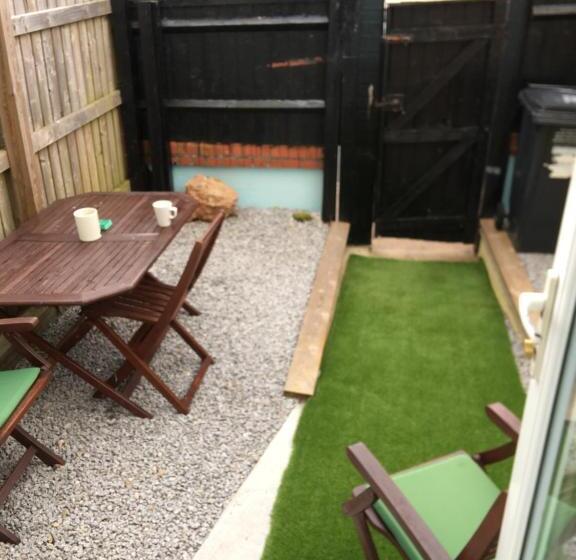 סוויטת 2 חדרי שינה, Barbie House ,opposite The Beach & Pier ,2 Ground Floor Apartments Each With Private Car Space & Gar