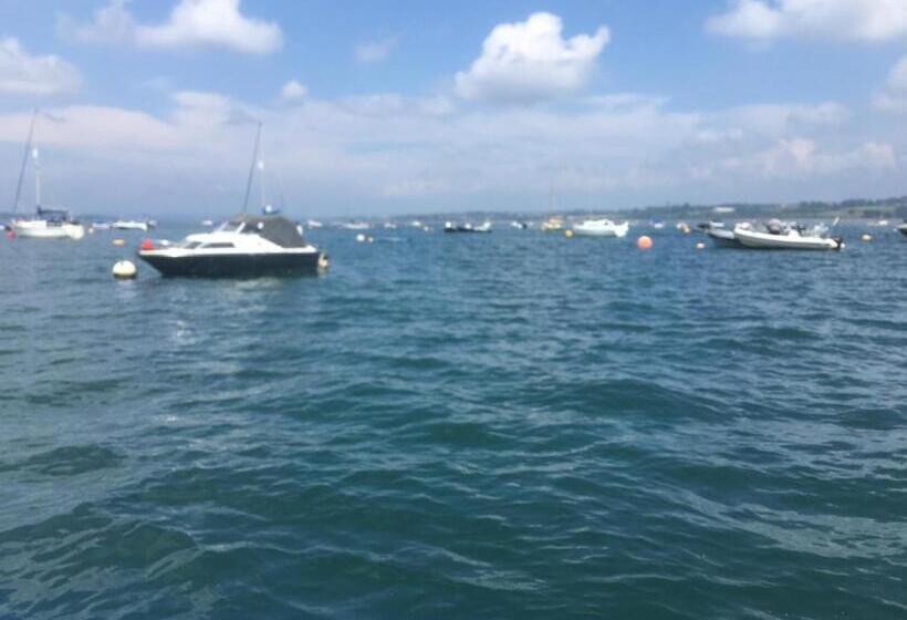 סוויטת 2 חדרי שינה, Barbie House ,opposite The Beach & Pier ,2 Ground Floor Apartments Each With Private Car Space & Gar