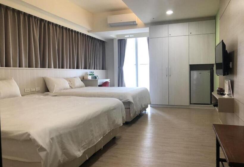 اتاق لوکس, Music City Inn