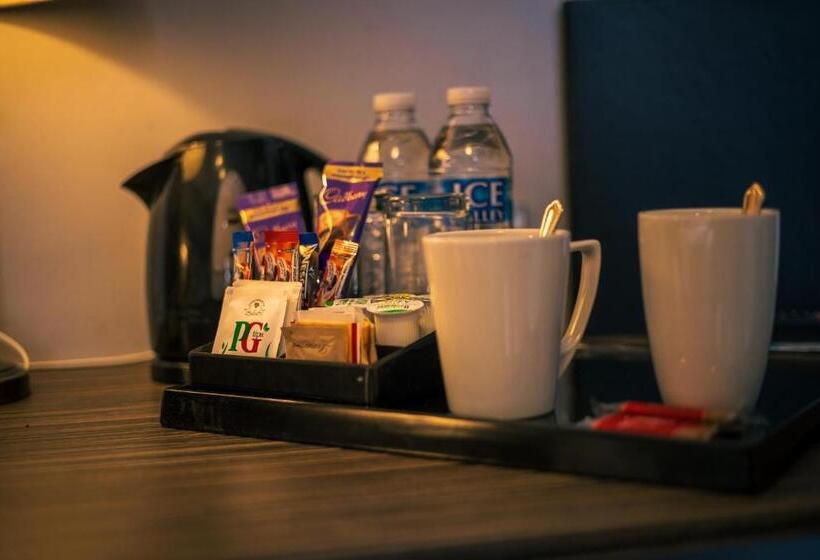 اتاق استاندارد, Three Horseshoes Inn