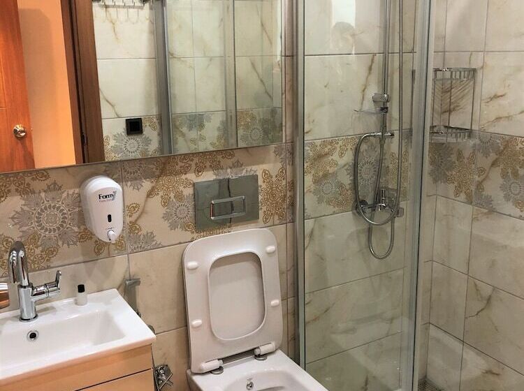 اتاق استاندارد سه نفره, Onal Motel