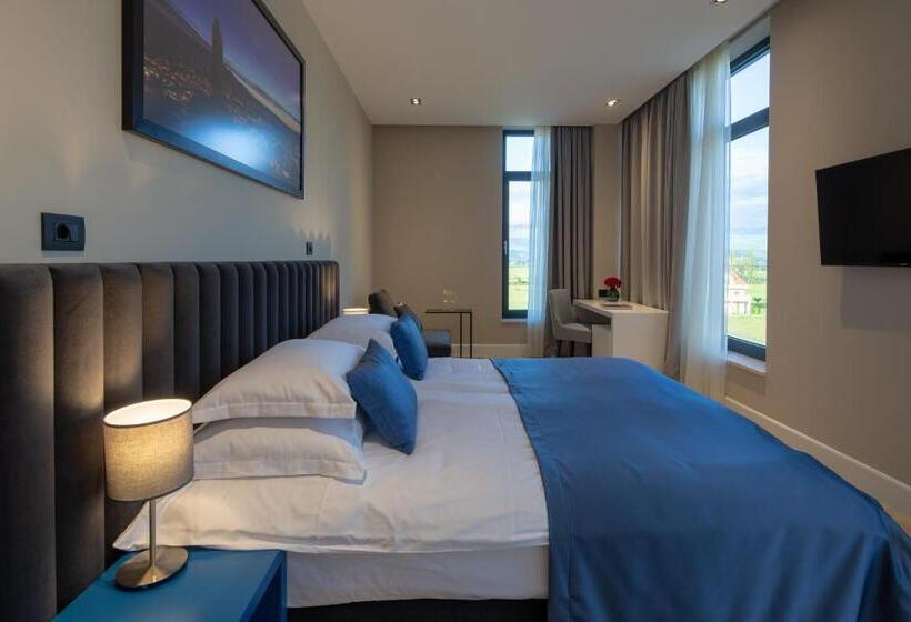 Номер Стандарт, Corona B&b