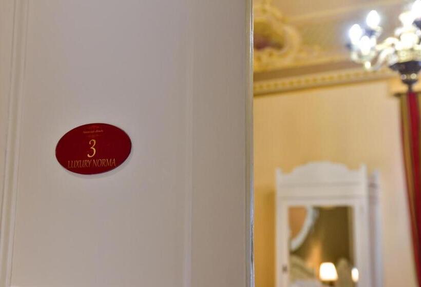 اتاق لوکس چهار تخته, Palazzo Degli Affreschi