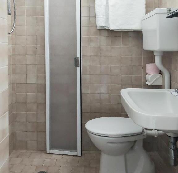 اتاق اکونومی, Alba B&b