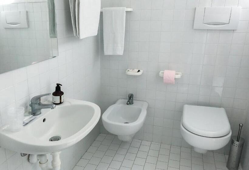 اتاق استاندارد سه نفره, Alba B&b