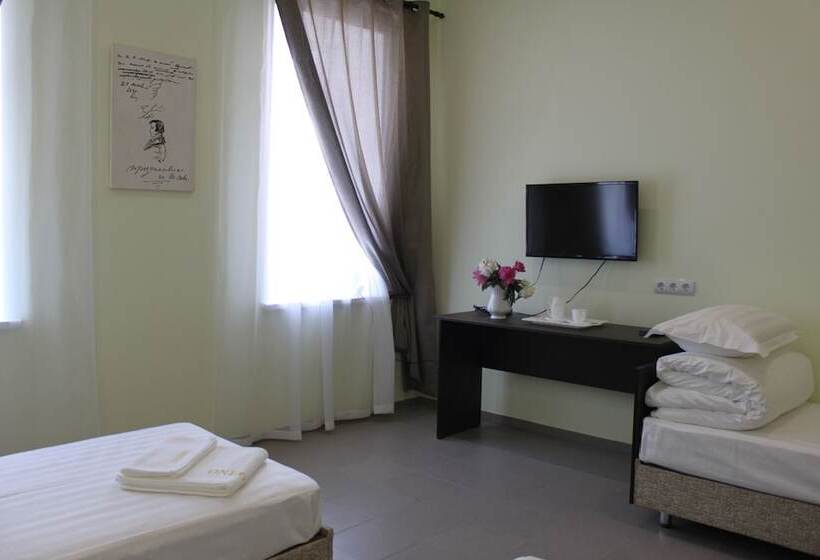 Chambre Triple Standard, Oneginn