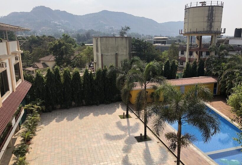 带特大床的标准间, Resort Silver Hills Lonavala