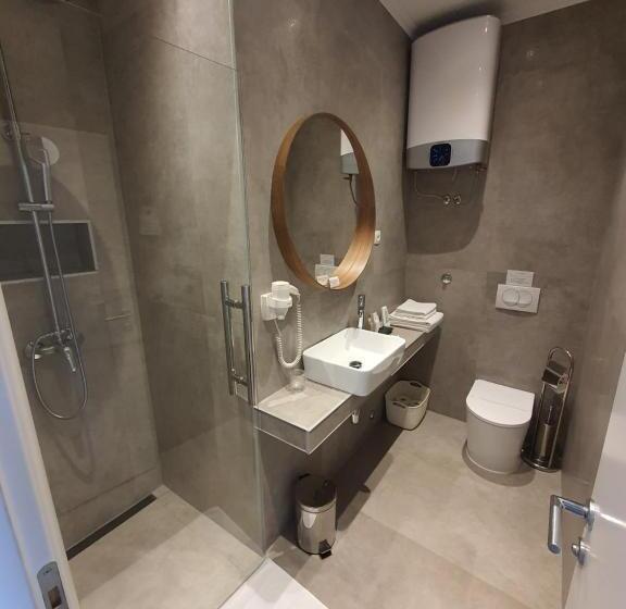 اتاق لوکس با بالکن و چشم‌انداز دریا, Rooms Nadia