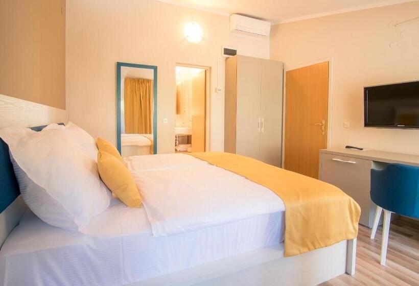 اتاق استاندارد با بالکن و چشم‌انداز باغ, Rooms Nadia