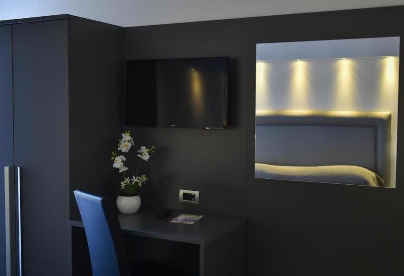اتاق استاندارد چهارنفره با بالکن, Pompei Inn Ruins B&b Luxury Suite