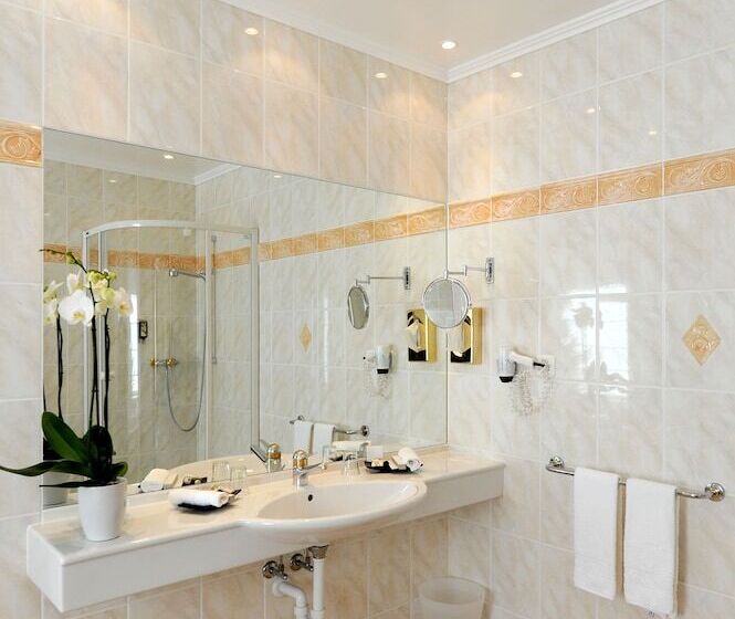 اتاق لوکس با چشم‌انداز دریاچه, Golf Hotel René Capt