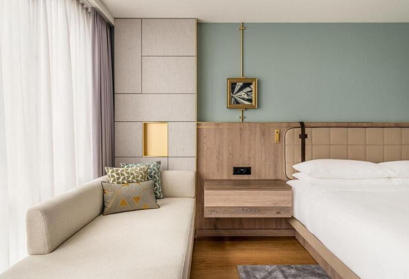 带大床的高级房间, Zurich Marriott