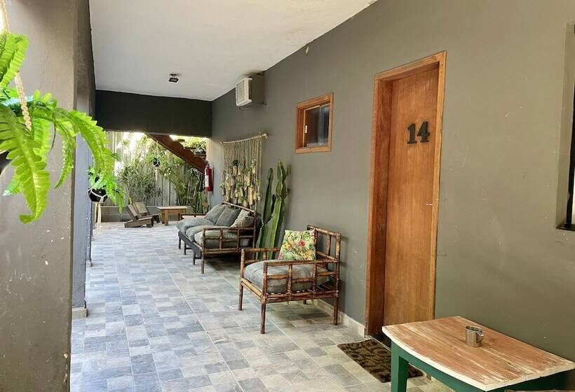 سوییت سوپریور, A Coroa Hostel & Suites