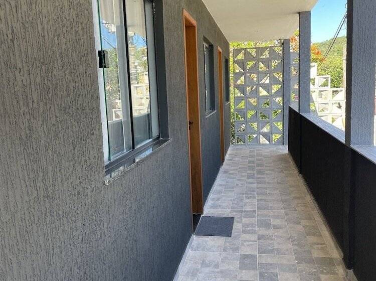سوییت سوپریور, A Coroa Hostel & Suites