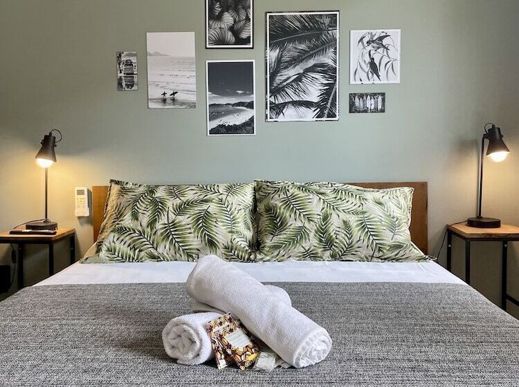 سوییت سوپریور, A Coroa Hostel & Suites