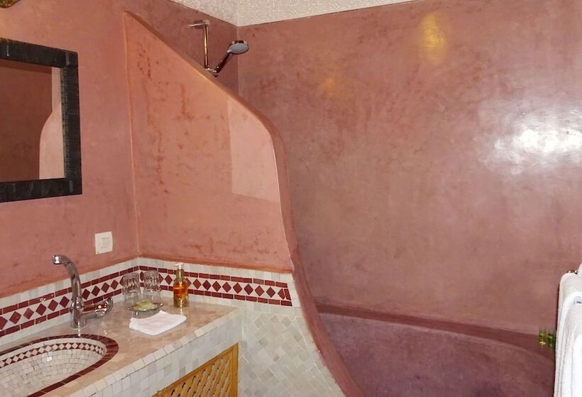 سوییت با چشم‌انداز استخر, Riad Sabah