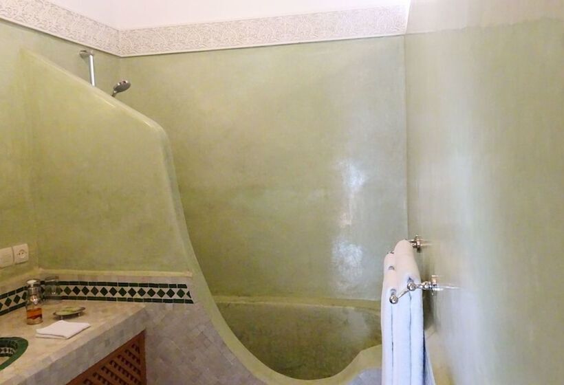 سوییت با چشم‌انداز استخر, Riad Sabah