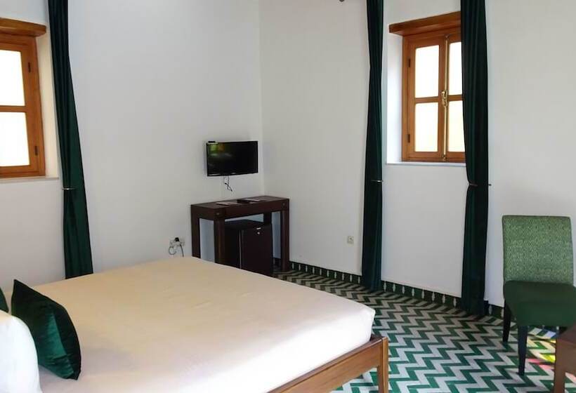 سوییت با چشم‌انداز استخر, Riad Sabah