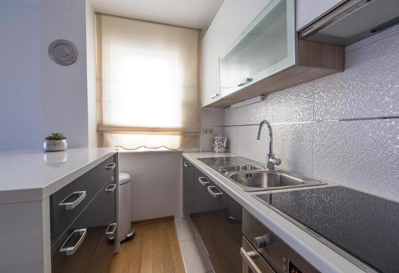 آپارتمان 1 خوابه با بالکن و چشم‌انداز دریا, Villa Novak