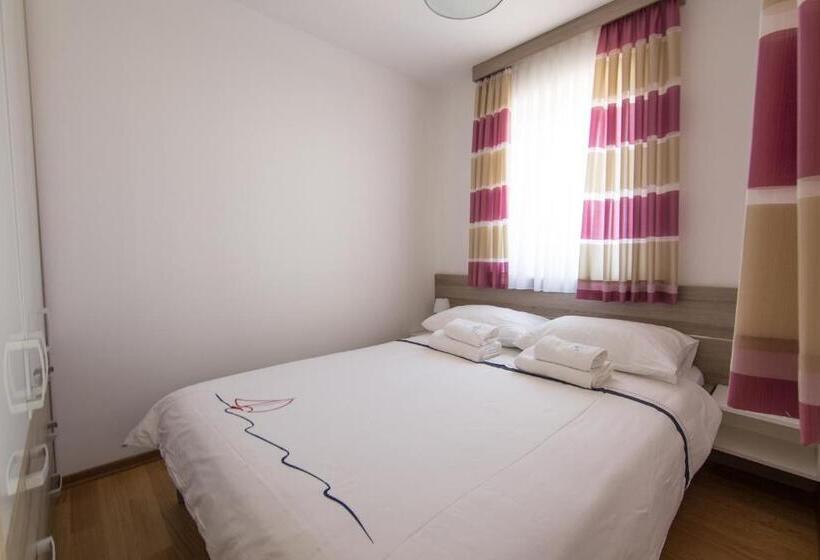 آپارتمان 1 خوابه با بالکن و چشم‌انداز دریا, Villa Novak