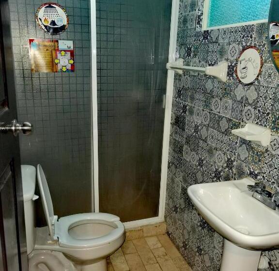 اتاق استاندارد چهارنفره با سرویس بهداشتی مشترک, The Roof Backpackers