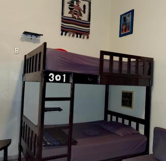 اتاق استاندارد چهارنفره با سرویس بهداشتی مشترک, The Roof Backpackers