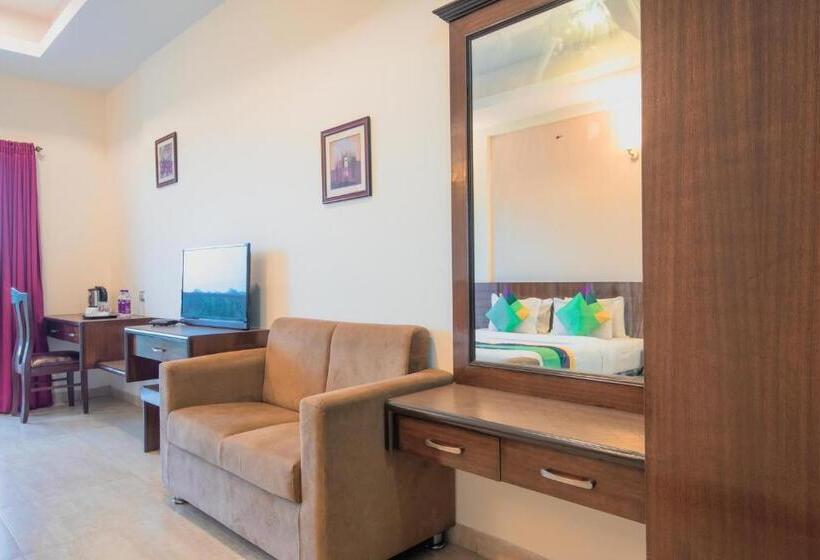 اتاق لوکس, Treebo Reveniir Resort