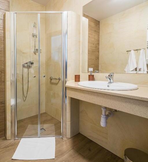 اتاق استاندارد سه نفره, Nowy Zdrój   Centrum Zdrowia I Wypoczynku