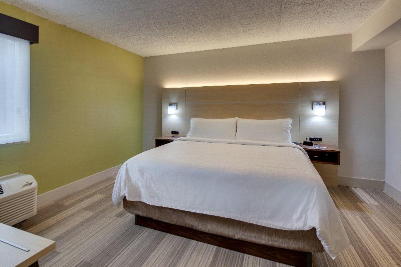 Люкс Кровать Кинг, Holiday Inn Express Pittston  Scranton Airport, An Ihg