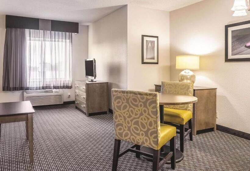 Люкс Deluxe Кровать Кинг, La Quinta By Wyndham Hartford Bradley Airport