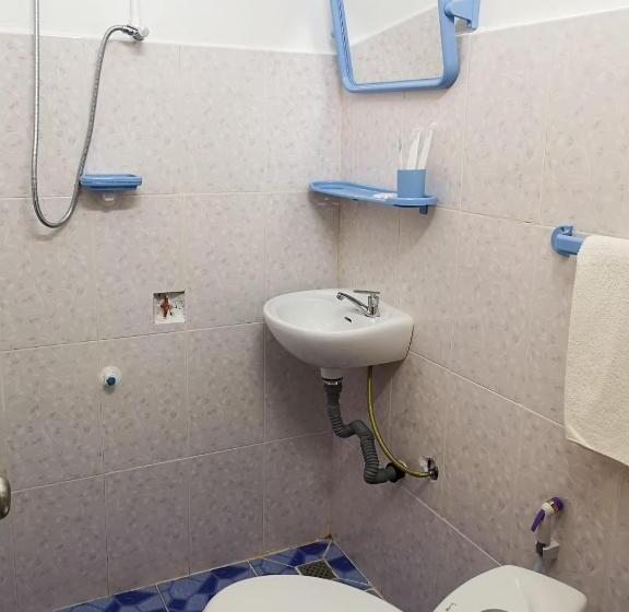 اتاق اکونومی, Route 76 Guest House
