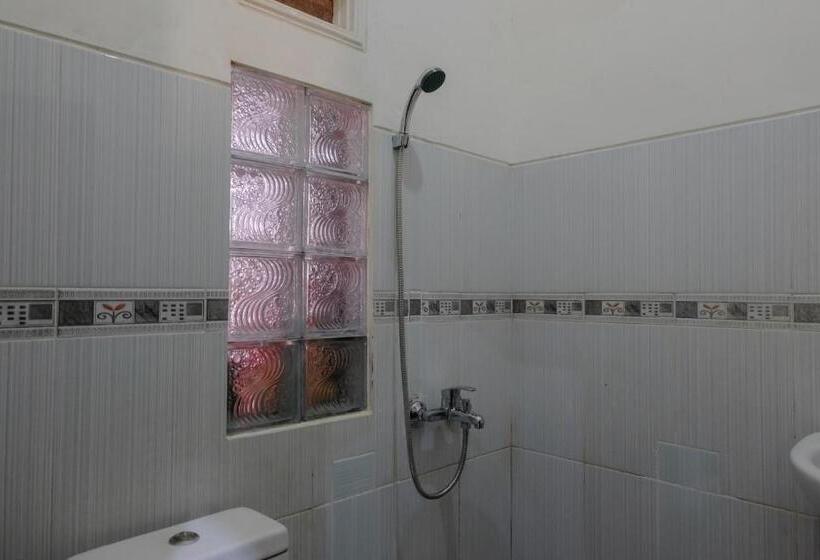 اتاق استاندارد سه نفره, Ndalem Katong Guest House Ponorogo
