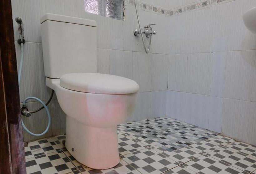 اتاق استاندارد سه نفره, Ndalem Katong Guest House Ponorogo