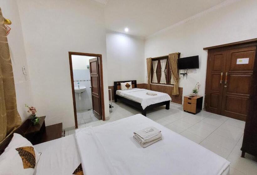 اتاق استاندارد سه نفره, Ndalem Katong Guest House Ponorogo