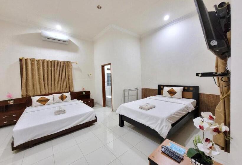 اتاق استاندارد سه نفره, Ndalem Katong Guest House Ponorogo