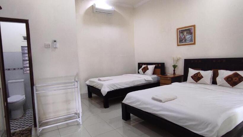 اتاق استاندارد سه نفره, Ndalem Katong Guest House Ponorogo
