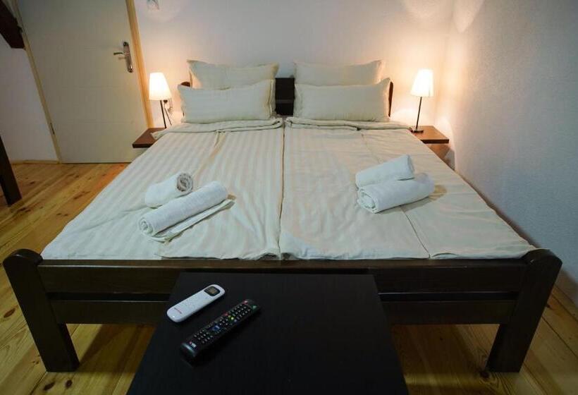 اتاق لوکس با تخت بزرگ, Epicenter