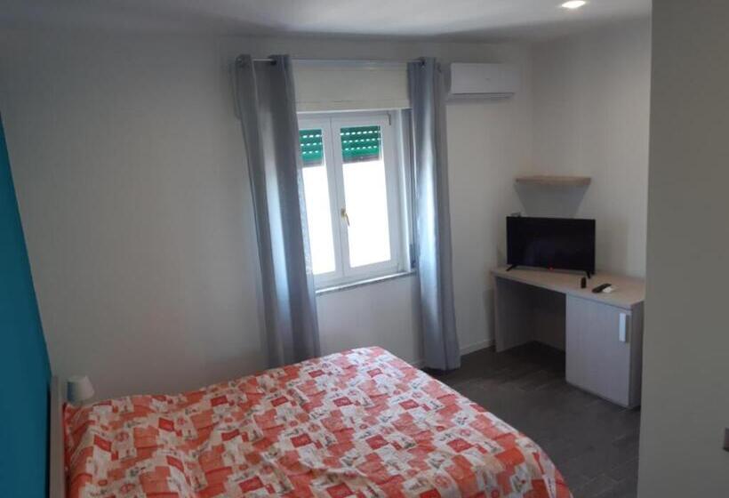 اتاق لوکس با چشم‌انداز دریا, Borgo Marinaro