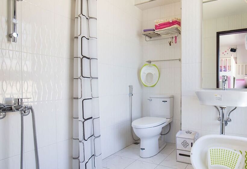 اتاق استاندارد چهارنفره با بالکن, J.s 23 Kids Homestay