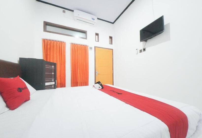 Номер Deluxe, Reddoorz Syariah Near Mall Roxy Banyuwangi 2
